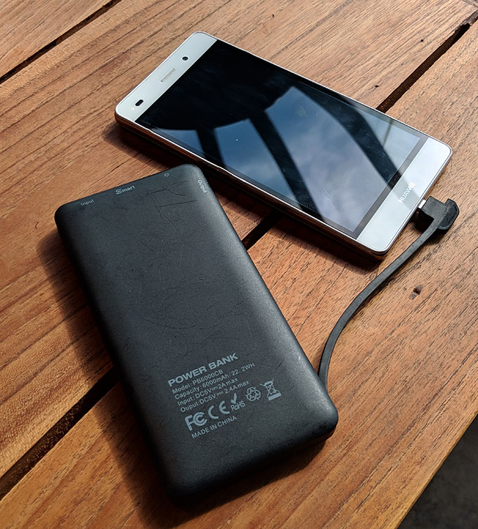 EasyAcc 6000mAh Ultra Slim External Battery charging a Huawei smartphone